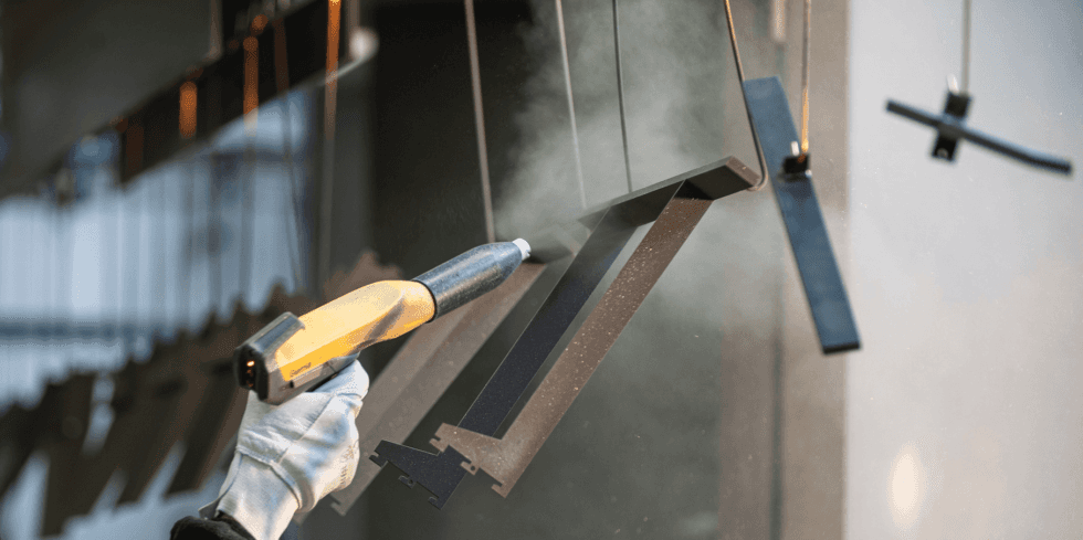 Processus de thermolaquage avec pulvérisateur appliquant une peinture sur un support métallique