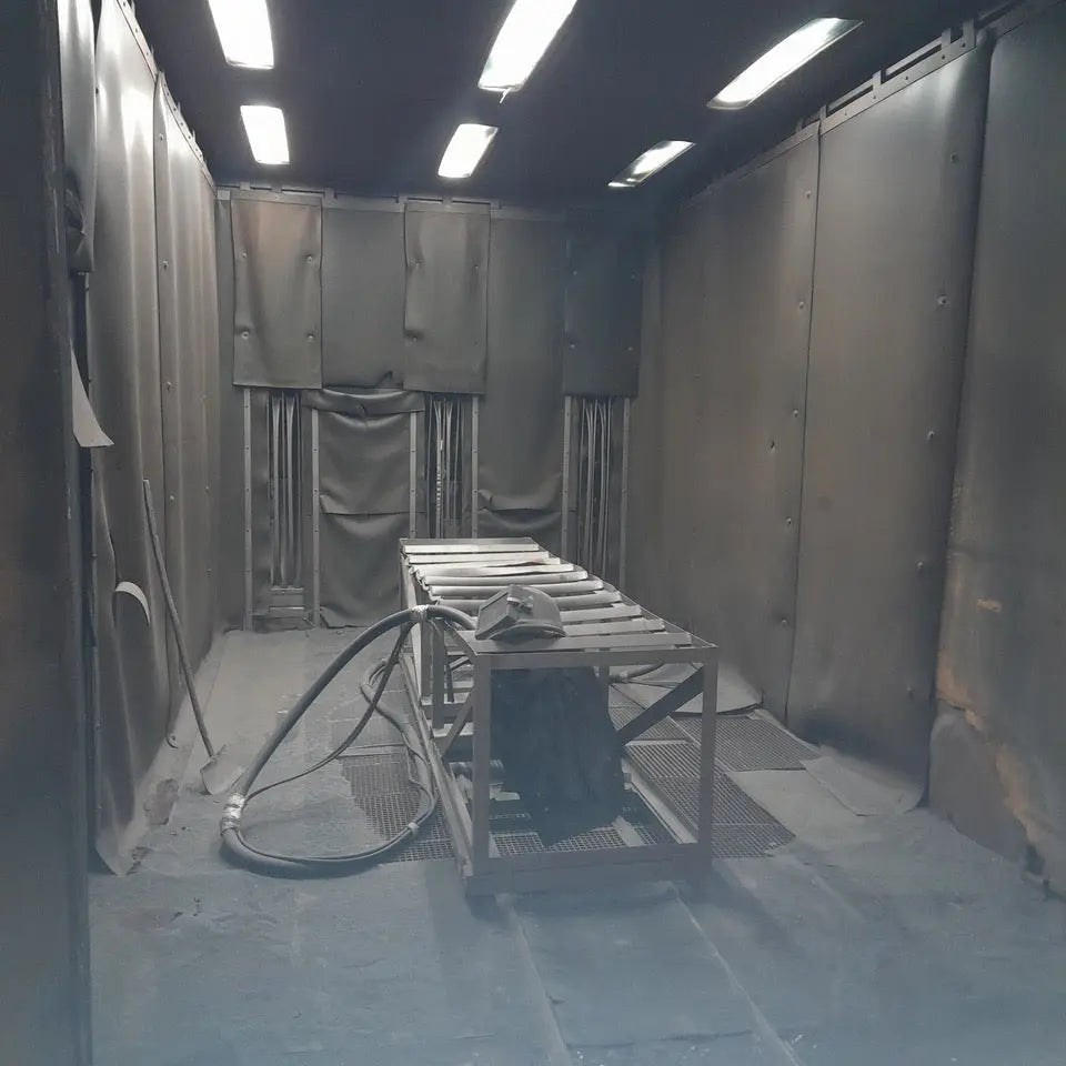 Cabine de grenaillage OMIA - Installation industrielle - Très bon état BGCOMAGENCY