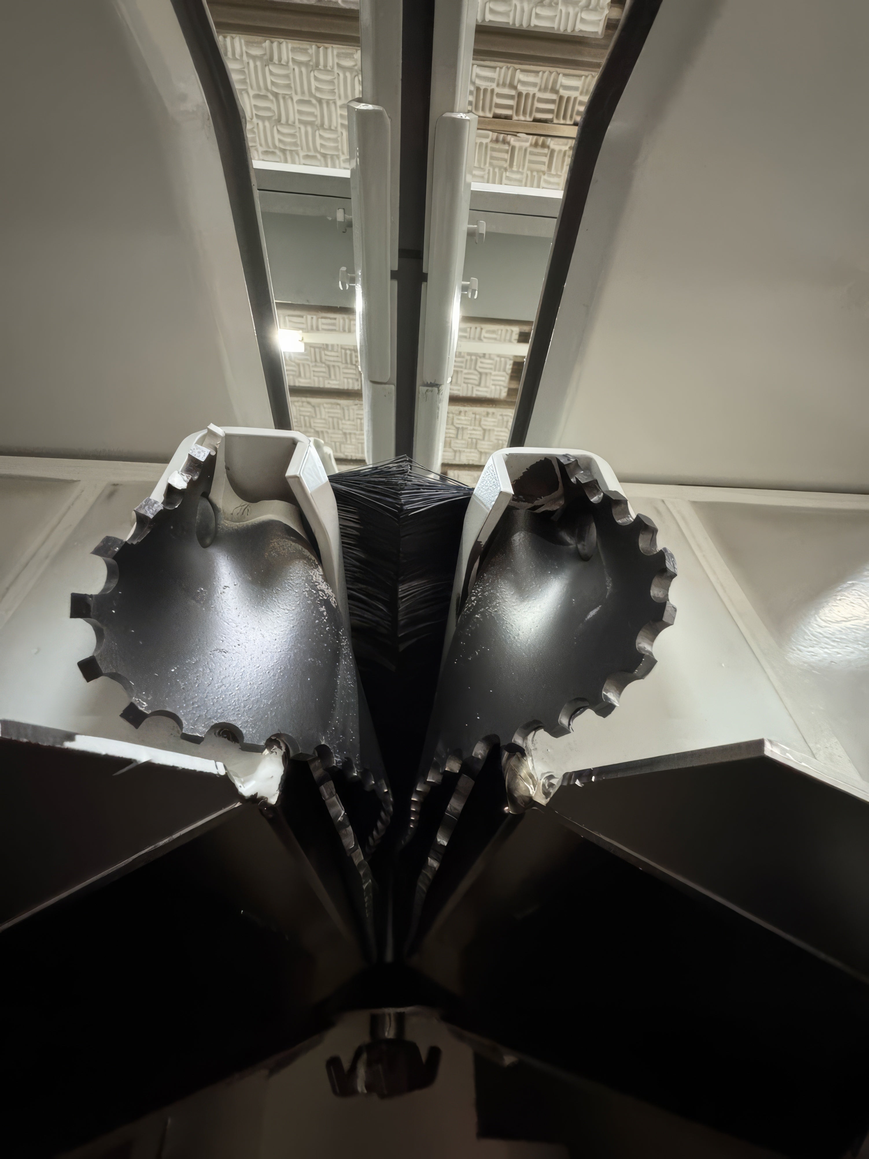 Grenailleuse WHEELABRATOR à charge suspendue tournante