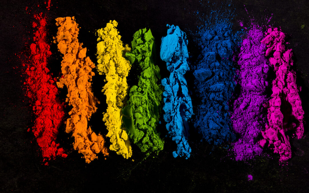 Poudres colorées représentant les risques des particules fines thermolaquage dans l'industrie