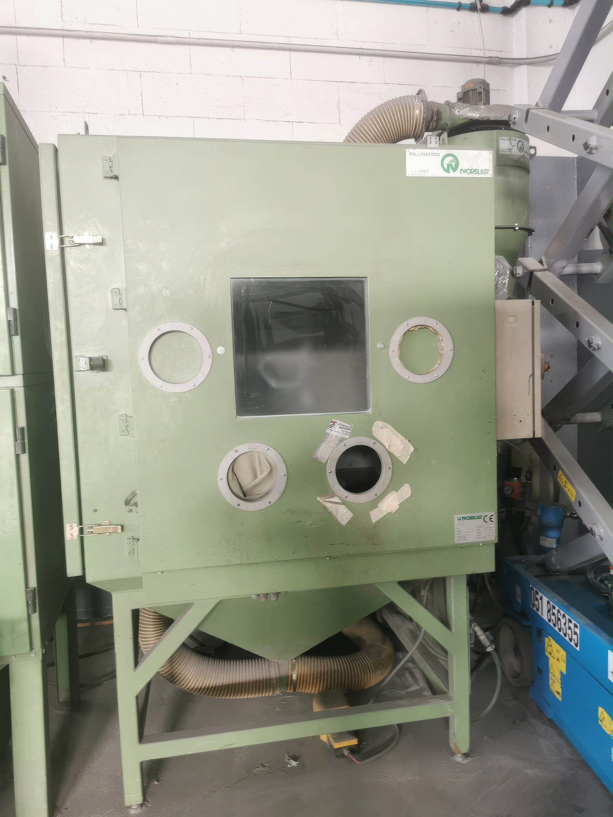 Cabine de sablage à manches à surpression