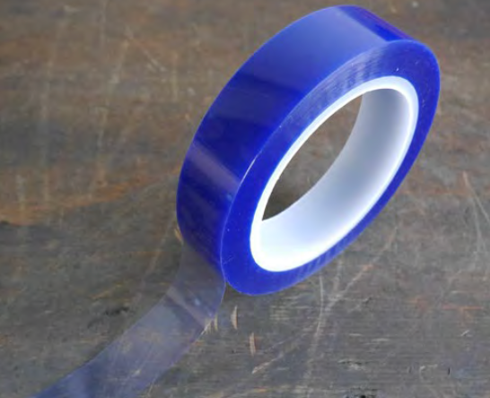 Ruban adhésif bleu sur un support en bois, idéal pour divers projets